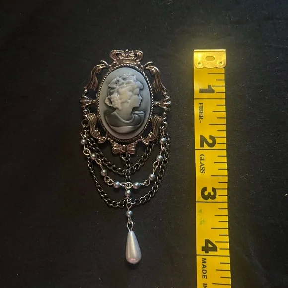 Vintage Style Silver Tone Gray Cameo Brooch pendant with Chains and Drop Pearl - Picture 5 of 5